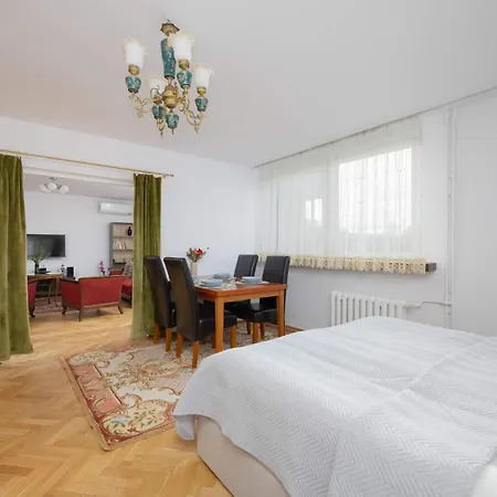 Atmospheric In The Center With Air Conditioned Living By Renters דירה