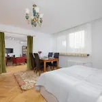 Atmospheric In The Center With Air Conditioned Living By Renters Apartment