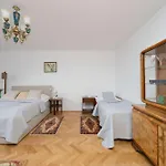 Apartment Atmospheric In The Center With Air Conditioned Living By Renters *