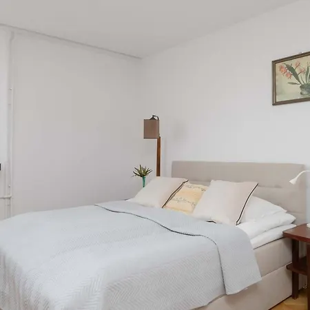 Atmospheric In The Center With Air Conditioned Living By Renters Apartman Varsó