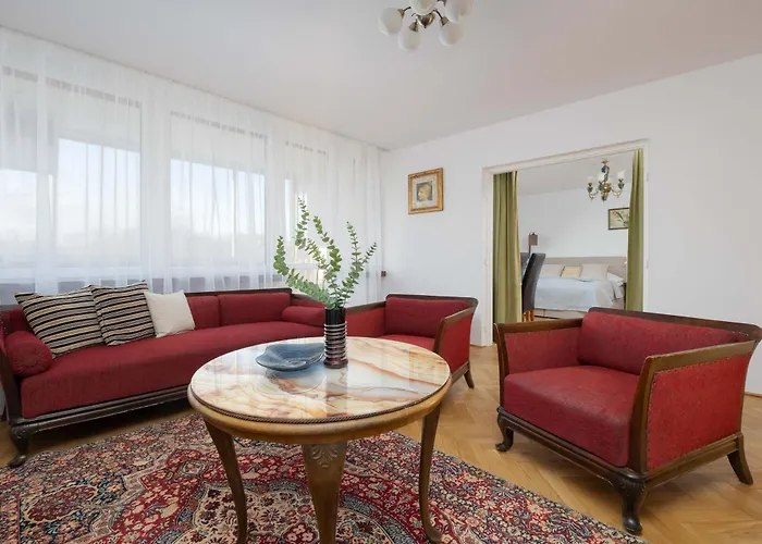 Atmospheric In The Center With Air Conditioned Living By Renters Apartment