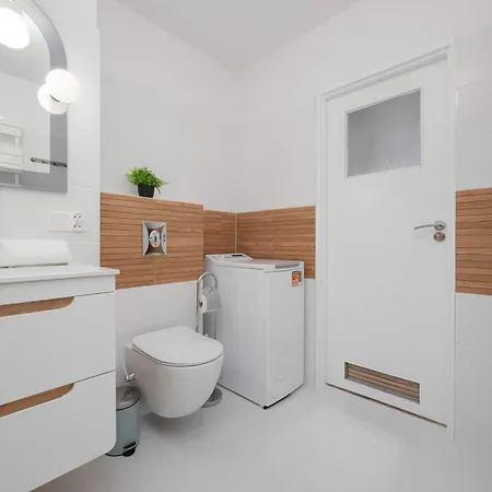 Atmospheric In The Center With Air Conditioned Living By Renters Apartman Varsó