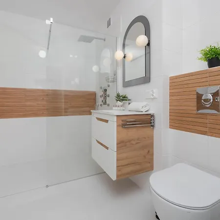 Atmospheric In The Center With Air Conditioned Living By Renters شقة *